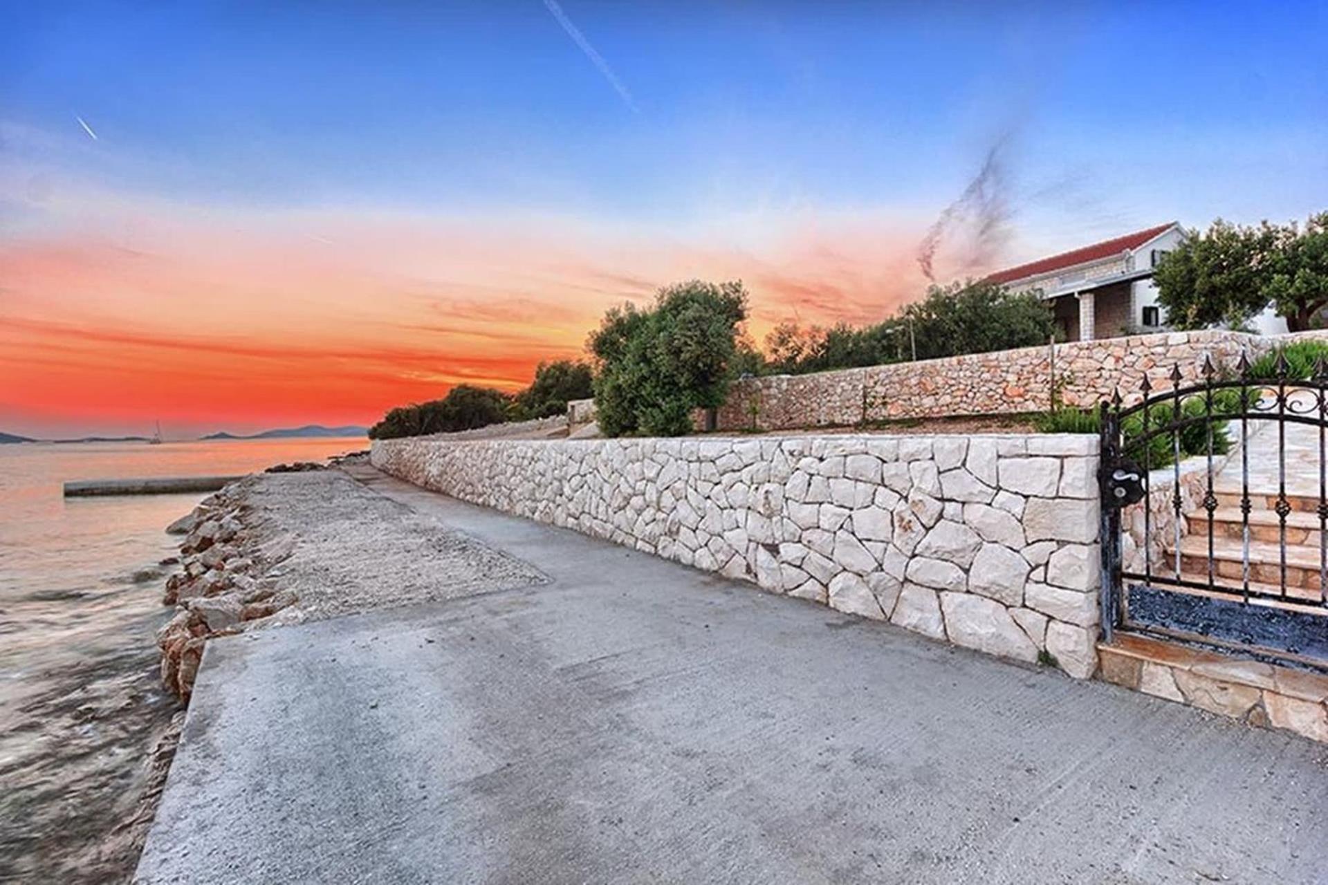 Traditional Dalmatian Stone House By The Sea Okrug Gornji Εξωτερικό φωτογραφία